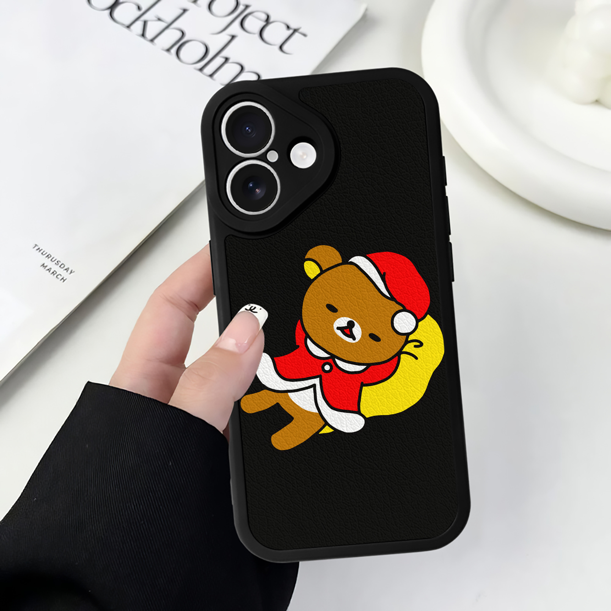 （画像用） リラックマ リラックマ キイロイトリ Rilakkuma Korilakkuma Kiiroitori 【iPhone 16シリーズ対応】シリコンスマホケース（レザー調） 材質：シリコン